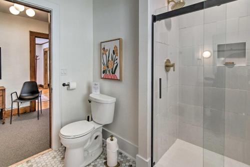 La salle de bains est pourvue de toilettes et d'une douche en verre. dans l'établissement Family-Friendly Des Moines Retreat with Patio!, à Des Moines