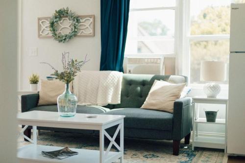 Χώρος καθιστικού στο Cozy Farmhouse Apartment in Bristol 2 bed 1 bath