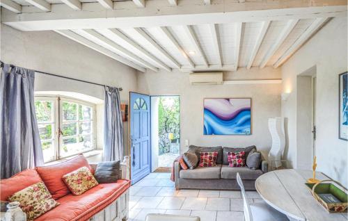 un salon avec un canapé et une table dans l'établissement 1 Bedroom Nice Home In La Gaude, à La Gaude