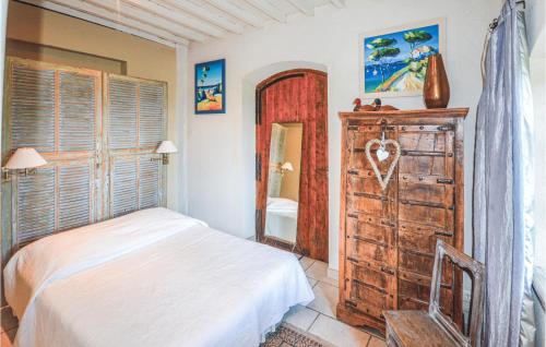 sypialnia z łóżkiem i drewnianą komodą w obiekcie Beautiful Home In La Gaude With Kitchen w mieście La Gaude