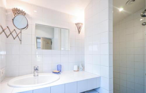 La salle de bains blanche est pourvue d'un lavabo et d'un miroir. dans l'établissement Awesome Home In La Gaude With 1 Bedrooms, Wifi And Outdoor Swimming Pool, à La Gaude