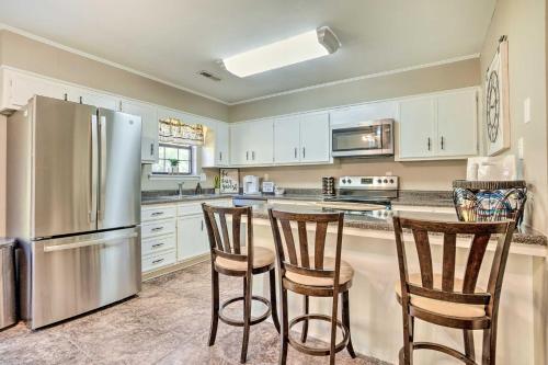 Dapur atau dapur kecil di Decatur Vacation Rental Retreat with Private Yard!