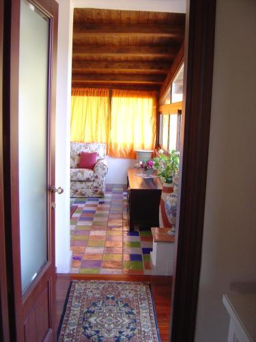 a living room with a couch and a table at La Finestra sulle Eolie in Reitano