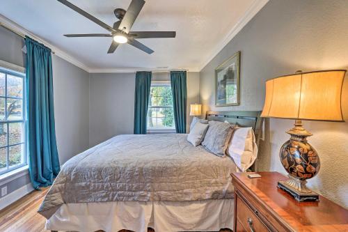 Katil atau katil-katil dalam bilik di Spacious Lakefront Retreat with Hot Tub and Dock!
