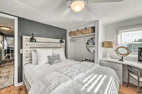 1 dormitorio con cama blanca y escritorio en New Concord Lake House with Dock and Boat Slip!, en New Concord