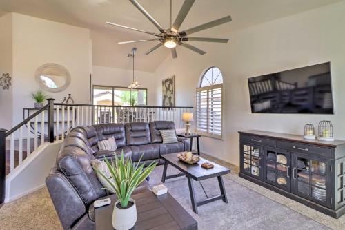 Χώρος καθιστικού στο Complimentary Heated Pool Goodyear Getaway!