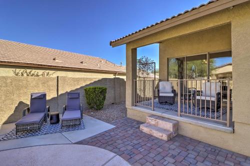 Χώρος καθιστικού στο Complimentary Heated Pool Goodyear Getaway!