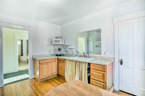 - une cuisine avec un évier et un comptoir dans l'établissement Cozy Abode about 12 Mi to Black Canyon Natl Park, à Montrose