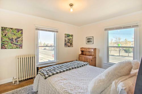 - une chambre avec un lit et 2 fenêtres dans l'établissement Cozy Abode about 12 Mi to Black Canyon Natl Park, à Montrose