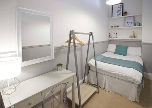 um pequeno quarto com um beliche e uma janela em Host & Stay - Havelock Place Apartment em Whitby