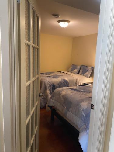 Łóżko lub łóżka piętrowe w pokoju w obiekcie Luxury Bachelor by Halifax Waterfront,Hot Tub