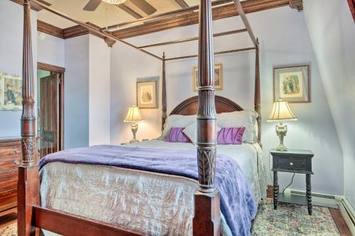 Кровать или кровати в номере Downtown Lancaster French Victorian Gem!