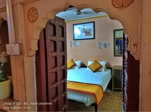 a bedroom with a bed in an arch way at Hotel Desert in Jaisalmer