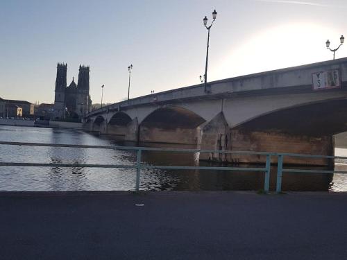 Udsigt til en flod der løber i nærheden af lejligheden