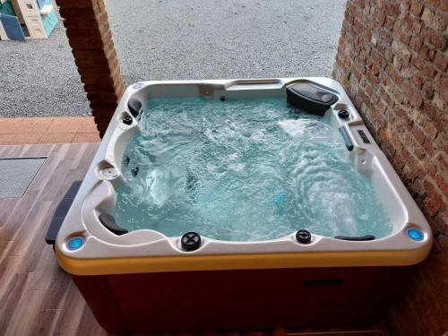 a jacuzziificialificialificialificialificialificialificialificialificialificialificial at Relax&Wine house Klara in Ruškovac