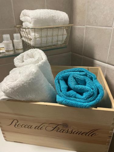 a wooden box with towels in a bathroom at Camera graziosa in Albinia