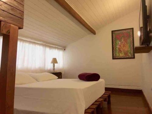 マレシアスにあるChalés Água Grandeのベッドルーム1室(白い大型ベッド1台付)