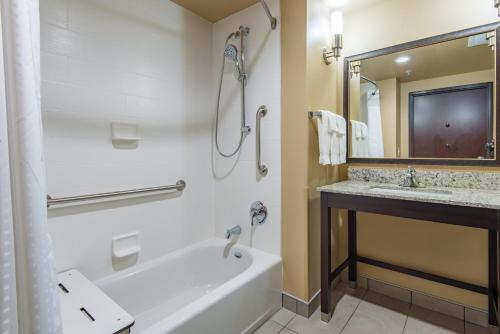 La salle de bains est pourvue d'une baignoire et d'un lavabo. dans l'établissement Holiday Inn Salina, an IHG Hotel, à Salina