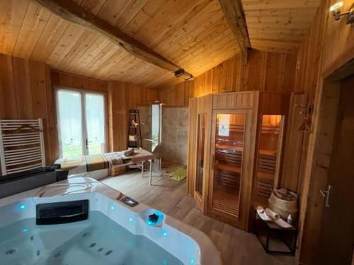 Sainte-Hélène的住宿－O20 Esprit Nature，客房内的浴室设有大浴缸