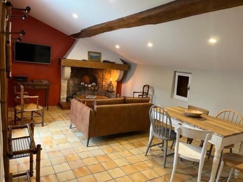 un salon avec un canapé et une table dans l'établissement O20 Esprit Nature, à Sainte-Hélène