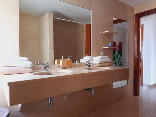 een badkamer met 2 wastafels en een grote spiegel bij Riviera Park Apartamento 2A in Puerto del Carmen
