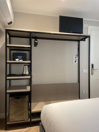 ein Schlafzimmer mit einem Bett und einem TV an der Wand in der Unterkunft Covo del Pirata in Venedig