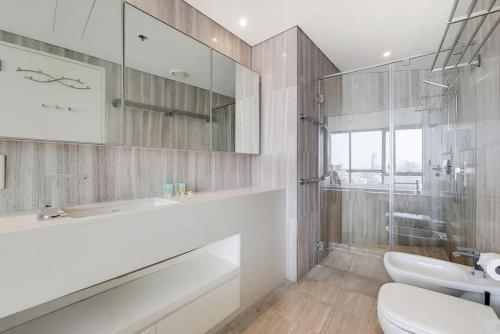 y baño con lavabo, aseo y espejo. en D1, Al Jadaf Modern One Bedroom Apartment en Dubái
