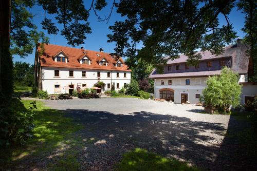 a large driveway in front of a white house at Villa Greta in Świerzawa