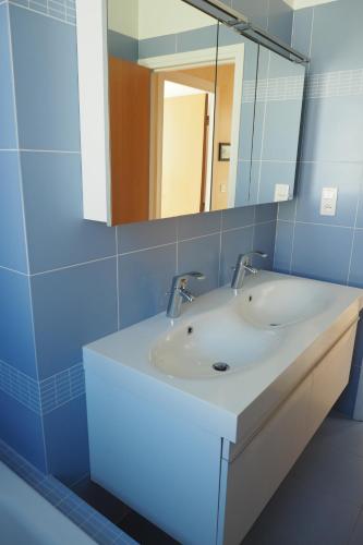 een badkamer met een witte wastafel en een spiegel bij Villa la Felicite in Saint-Jean-Cap-Ferrat