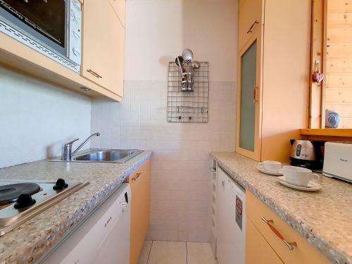 eine Küche mit einer Spüle und einer Arbeitsplatte in der Unterkunft Appartement Les Menuires, 2 pièces, 6 personnes - FR-1-344-400 in Les Menuires