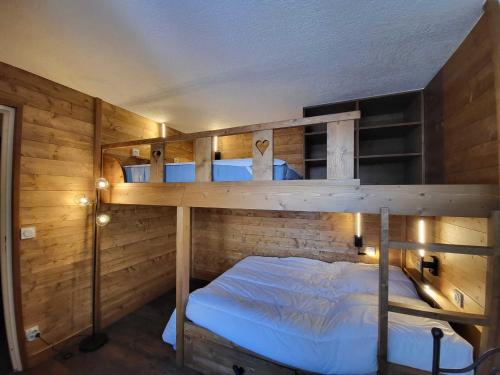 Ce lit se trouve dans un dortoir doté de 2 lits superposés et de murs en bois. dans l'établissement T2 Sud/Ouest avec Balcon - Tignes - FR-1-449-181, à Tignes