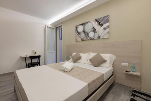 ein Schlafzimmer mit einem großen Bett in einem Zimmer in der Unterkunft DELEDDA HOME in Cagliari