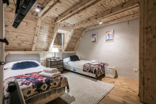 a bedroom with two beds in a log cabin at Casa Pleta de Baqueira Deluxe by Totiaran in Naut Aran