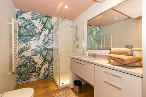 uma casa de banho com um chuveiro, um lavatório e um espelho. em Originals - parcheggio GRATIS in struttura e colazione inclusa em Turim
