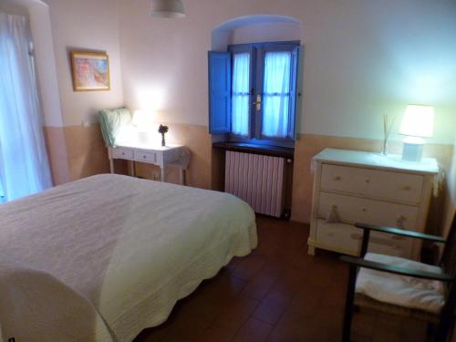 グレーヴェ・イン・キアンティにあるCasa Benincasa Chiantiのベッドルーム1室(ベッド1台、ドレッサー、窓付)