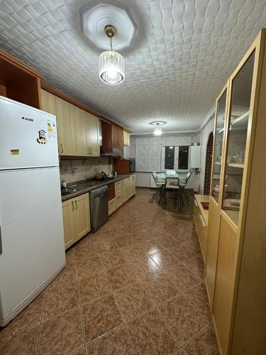 uma cozinha com um frigorífico branco e uma mesa em lovely 2 bedrooms apartment with full furniture em Beylikdüzü