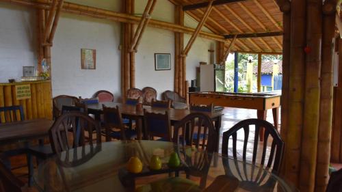 een eetkamer met een tafel en stoelen bij El Prado EcoHotel in Montenegro
