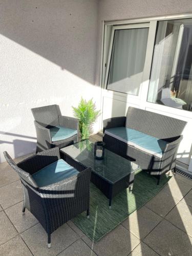 eine Terrasse mit einem Tisch und Stühlen auf dem Balkon in der Unterkunft Design, Hochschule, Wildpark, Zentral, Waipu TV, Netflix in Pforzheim