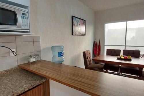 Η κουζίνα ή μικρή κουζίνα στο CIELITO LINDO casa de lujo con alberca 3 habitaciones