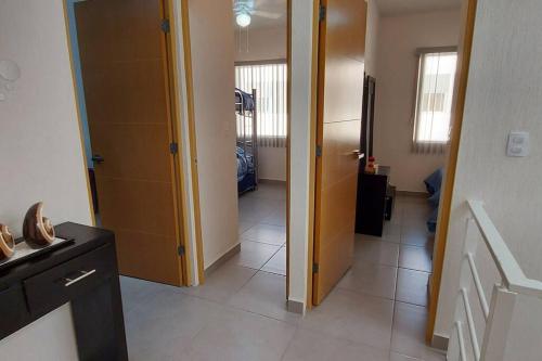 Habitación con pasillo y puerta al baño en CIELITO LINDO casa de lujo con alberca 3 habitaciones, en Mezcales