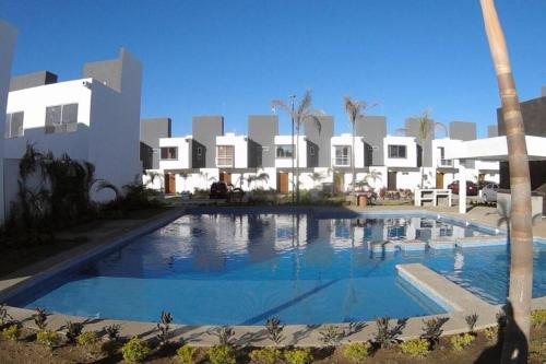 una gran piscina frente a un edificio en CIELITO LINDO casa de lujo con alberca 3 habitaciones, en Mezcales