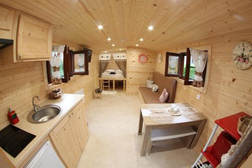 a kitchen and living room of a tiny house at Roule hôtes in Montéglin