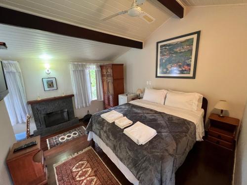 a bedroom with a bed with two towels on it at Chalés da montanha in Itaipava