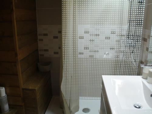 シャテルにあるAppartement Châtel, 2 pièces, 6 personnes - FR-1-200-162のバスルーム(シャワー、シンク付)