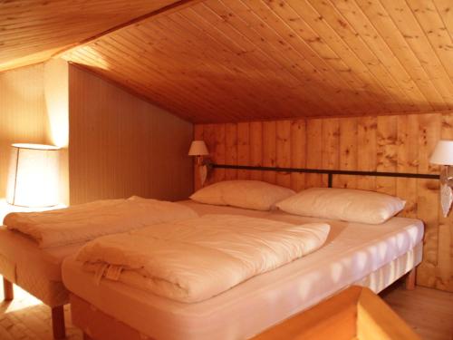 シャテルにあるAppartement Châtel, 2 pièces, 4 personnes - FR-1-200-165の木製天井の客室の大型ベッド1台分です。