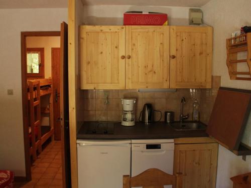 Appartement Châtel, 1 pièce, 4 personnes - FR-1-200-188にあるキッチンまたは簡易キッチン