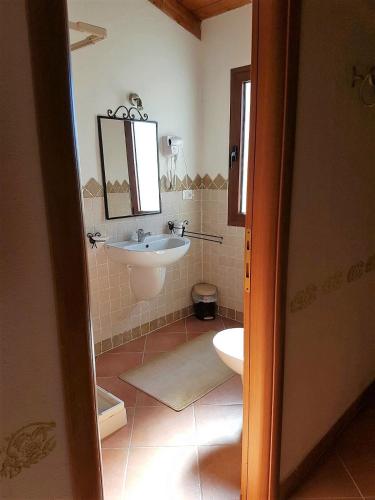 a bathroom with a sink and a toilet at Donnigheddu in Rudalza