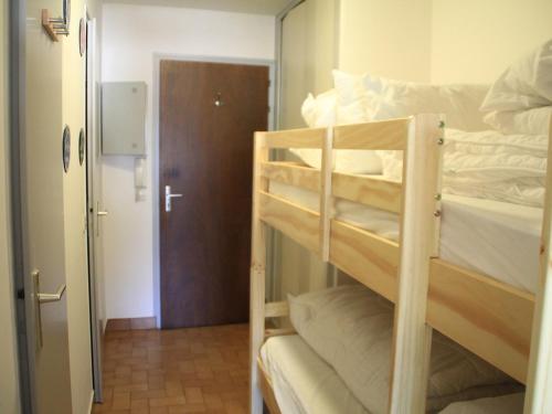 シャテルにあるStudio Châtel, 1 pièce, 4 personnes - FR-1-200-173の二段ベッド2組が備わる客室です。