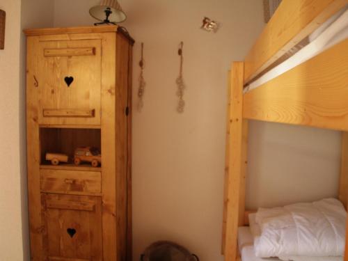 una camera con letto a castello e mensola di Studio Châtel, 1 pièce, 4 personnes - FR-1-200-280 a Châtel