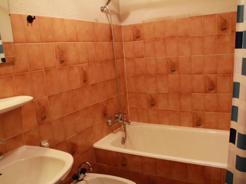 La salle de bains est pourvue d'une baignoire, de toilettes et d'un lavabo. dans l'établissement Appartement Châtel, 2 pièces, 6 personnes - FR-1-200-235, à Châtel